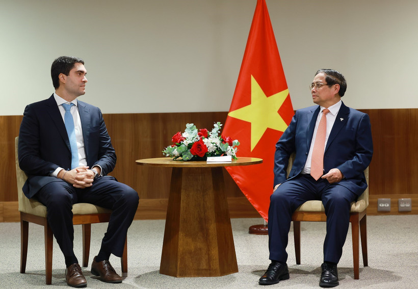 El primer ministro de Vietnam, Pham Minh Chinh (derecha) recibe a un dirigente de Vale, grupo multinacional especializado en metales, minería y logística (Fuente: VNA)