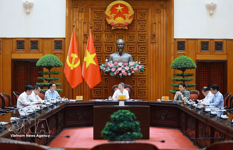 El primer ministro de Vietnam, Le Minh Hung, preside la reunión (Fuente: VNA)
