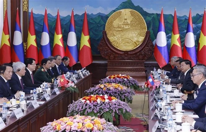 En la reunión entre el presidente de Vietnam, Luong Cuong y el secretario general del Partido Popular Revolucionario y presidente de Laos, Thongloun Sisoulith. (Fuente: VNA)