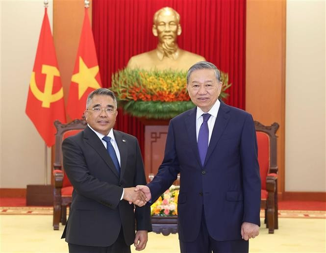 El secretario general del Partido Comunista de Vietnam (PCV), To Lam (derecha) recibe al embajador de Filipinas en Hanoi, Meynardo Los Banos Montealegre (Fuente: VNA)