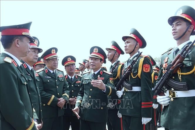 El general Nguyen Tan Cuong, jefe del Estado Mayor del Ejército Popular de Vietnam y viceministro de Defensa Nacional, inspecciona el desfile. (Foto: VNA)