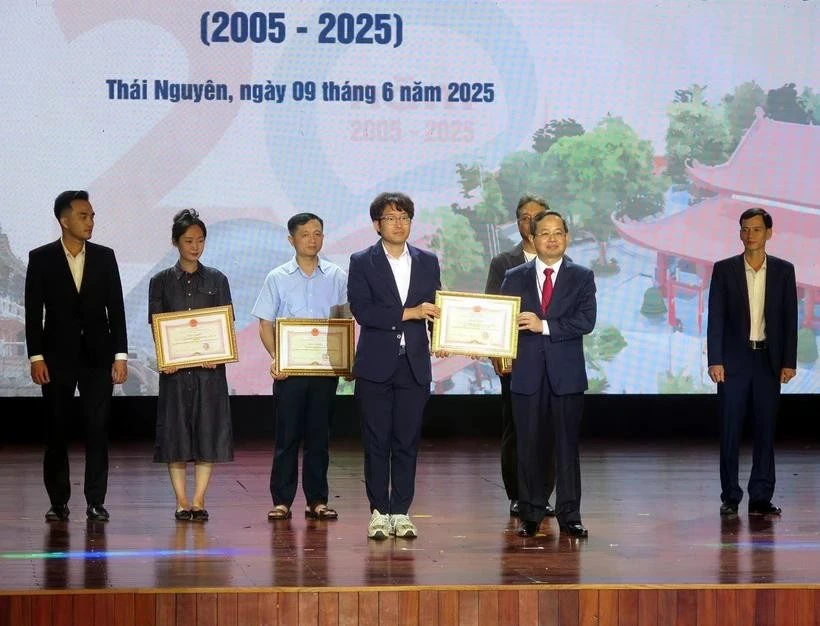 El Comité Popular de Thai Nguyen otorga certificados de mérito a unos 12 colectivos e individuos con logros sobresalientes en actividades para fomentar la relación con Gyesongbuk-do (Fuente: VNA)