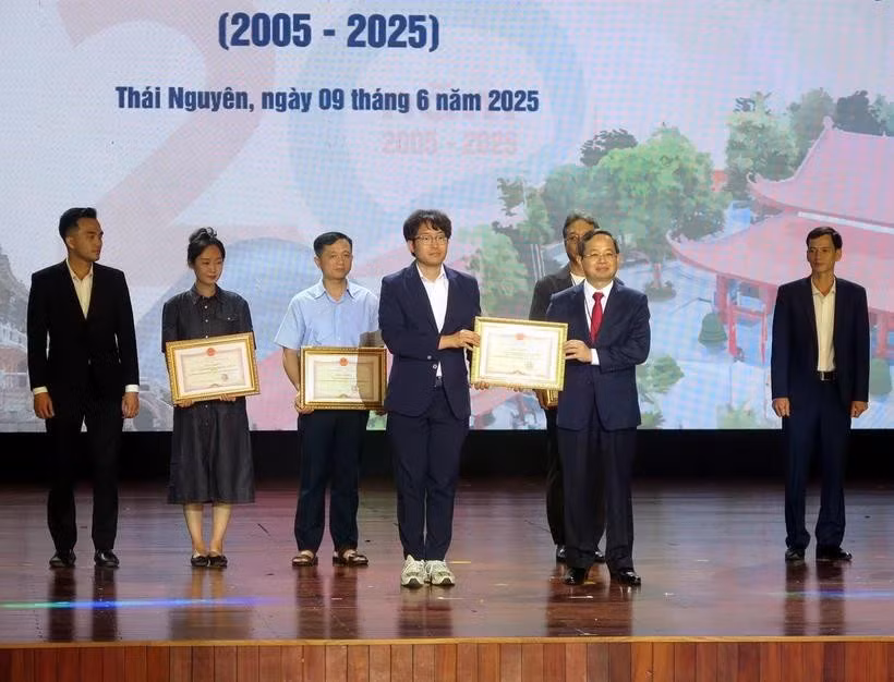 El Comité Popular de Thai Nguyen otorga certificados de mérito a unos 12 colectivos e individuos con logros sobresalientes en actividades para fomentar la relación con Gyesongbuk-do (Fuente: VNA)