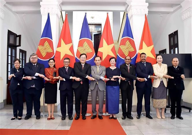 El secretario del Comité Central del Partido Comunista y ministro interino de Relaciones Exteriores de Vietnam, Le Hoai Trung, recibe a los embajadores y encargados de negocios de los países miembros de la ASEAN y de Timor-Leste en Hanoi (Fuente: VNA)