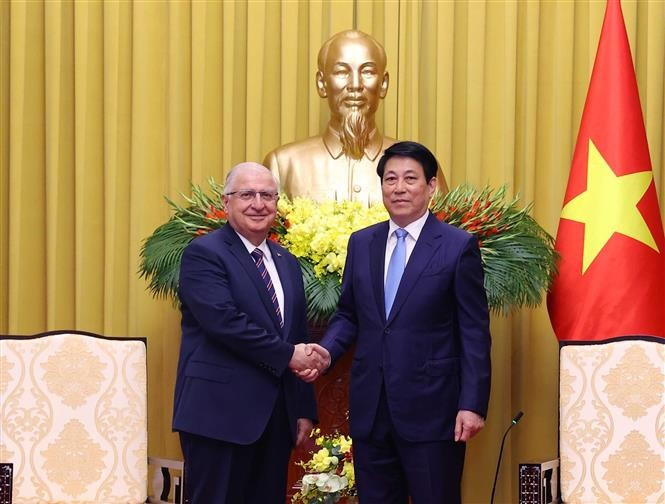 El presidente de Vietnam, Luong Cuong (derecha) recibe al ministro de Defensa de Turquía, Yasar Guler (Fuente: VNA)