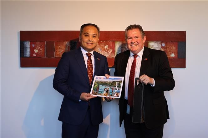 El embajador de Vietnam en Nueva Zelanda, Phan Minh Giang, y el alcalde Grant Smith (Fuente: VNA)