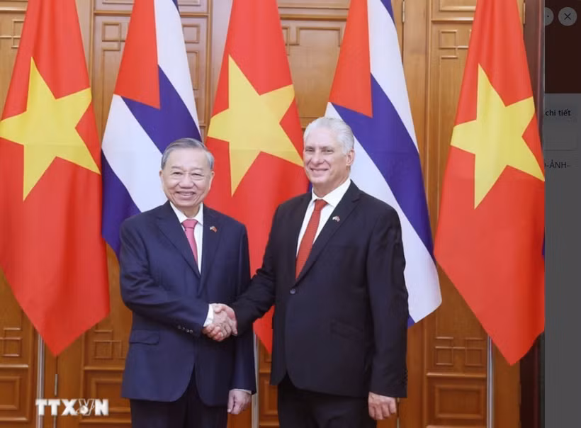 El secretario general del Partido Comunista de Vietnam, To Lam (izq.), y el primer secretario del Comité Central del Partido Comunista de Cuba y presidente de Cuba, Miguel Díaz-Canel Bermúdez, se reunieron en Hanoi el 1 de septiembre de 2025. (Foto: VNA)