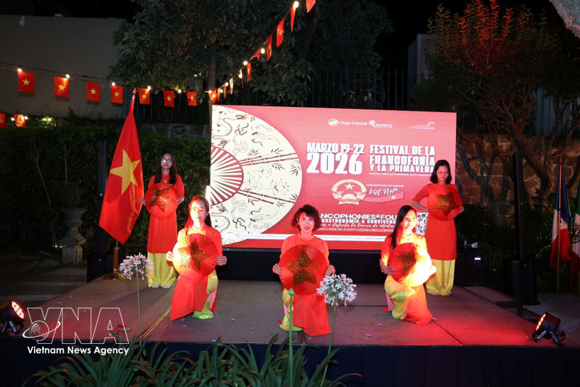 En el área del Rincón de Vietnam, durante el evento, se presenta una danza tradicional con sombreros cónicos. Foto: VNA