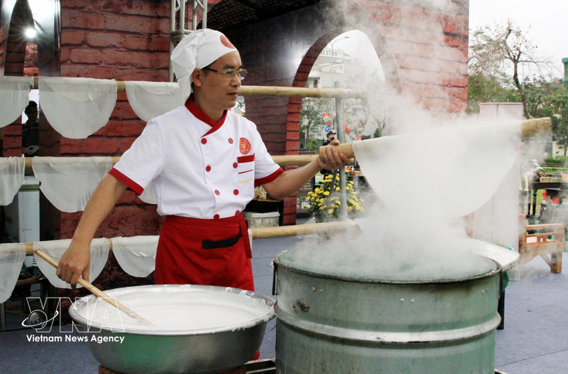 Elaboración de fideos de arroz al estilo tradicional de la aldea de Van Cu. Foto: VNA
