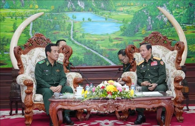 El ministro de Defensa Nacional de Laos, el coronel general Khamlieng Outhakaysone (derecha), y el comandante de la Guardia Fronteriza de Vietnam se reunieron el 10 de octubre. (Foto: VNA)