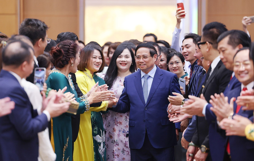 El primer ministro de Vietnam, Pham Minh Chinh, con representantes de la comunidad empresarial (Fuente: VNA)
