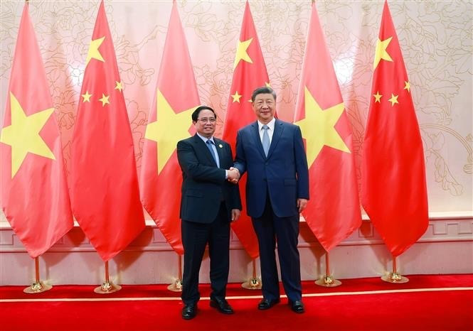 El primer ministro de Vietnam, Pham Minh Chinh (izquierda) sostiene un encuentro con el secretario general del Partido Comunista y presidente de China, Xi Jinping (Fuente: VNA)