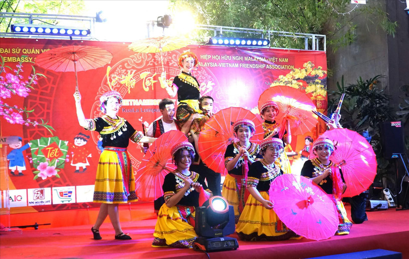 Una interpretación en la ceremonia de apertura del Festival Tet vietnamita 2025 en Bukit Bintang, Kuala Lumpur. Foto: VNA