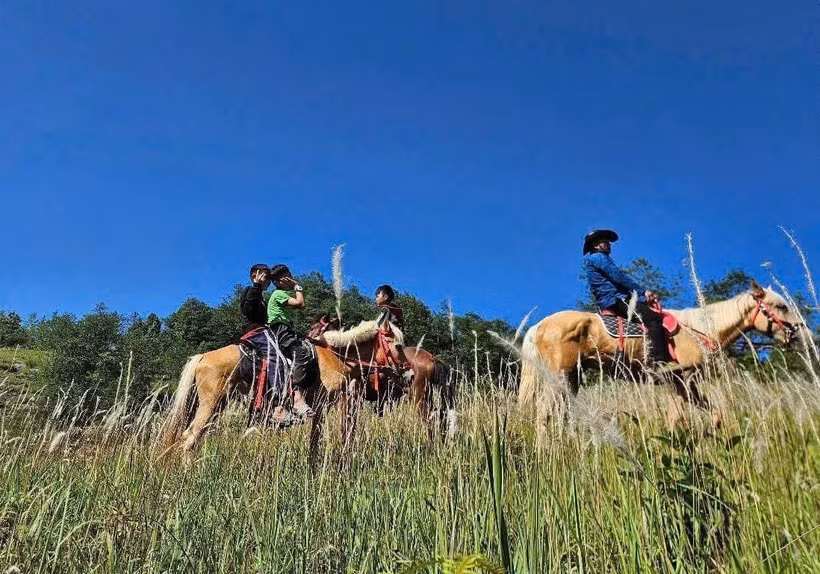 El producto turístico “Paseo a caballo para descubrir el Extremo Norte de Tuyen Quang” se presenta en la aldea Then Pa, comuna de Lung Cu (Fuente: VNA)