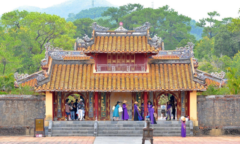 Turistas visitan atracciones turísticas en la ciudad de Hue. (Foto: VNA)