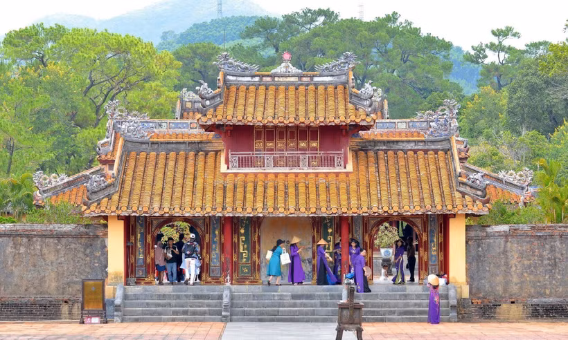 Turistas visitan atracciones turísticas en la ciudad de Hue. (Foto: VNA)