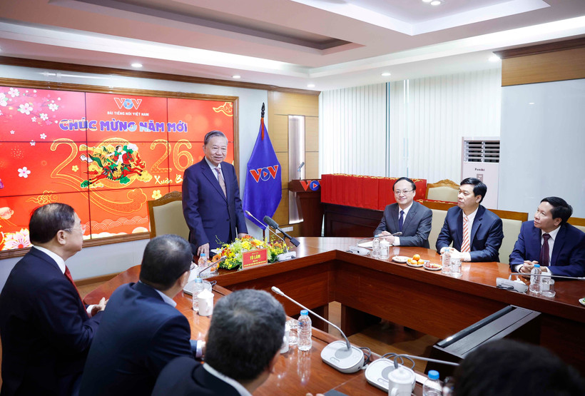 El secretario general To Lam visita y felicita el Año Nuevo a funcionarios, reporteros, editores, técnicos y trabajadores de la Radio Voz de Vietnam. Foto: VNA.