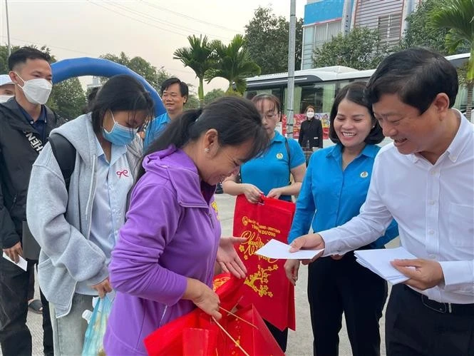 El presidente del Comité Popular provincial de Binh Duong entrega obsequios a los trabajadores que regresan a casa para el Tet (Foto: VNA)