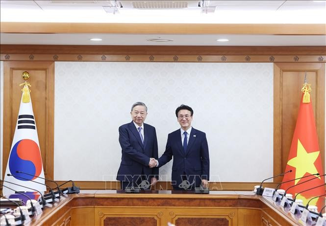 El secretario general del Partido Comunista de Vietnam, To Lam (izquierda) y el primer ministro de Corea del Sur, Kim Min Seok. (Foto: VNA)