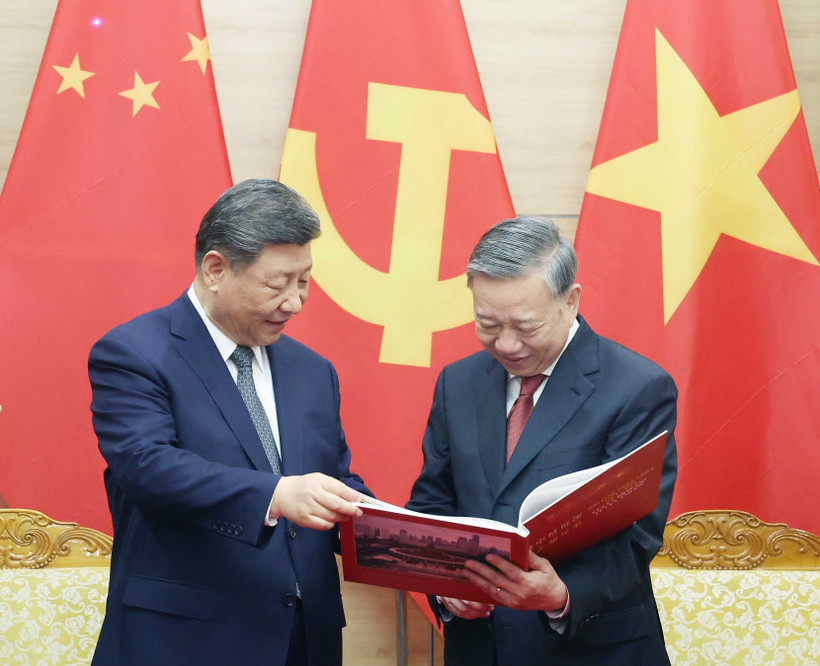 El secretario general del Partido Comunista de Vietnam, To Lam, entregó respetuosamente al secretario general del Partido Comunista y presidente de China, Xi Jinping, un libro de fotografías de la Agencia de Noticias de Vietnam, que incluye fotos típicas e impresionantes de las cinco visitas de Xi Jinping al país indochino. (Fuente: VNA)