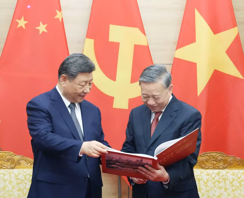 El secretario general del Partido Comunista de Vietnam, To Lam, entregó respetuosamente al secretario general del Partido Comunista y presidente de China, Xi Jinping, un libro de fotografías de la Agencia de Noticias de Vietnam, que incluye fotos típicas e impresionantes de las cinco visitas de Xi Jinping al país indochino. (Fuente: VNA)