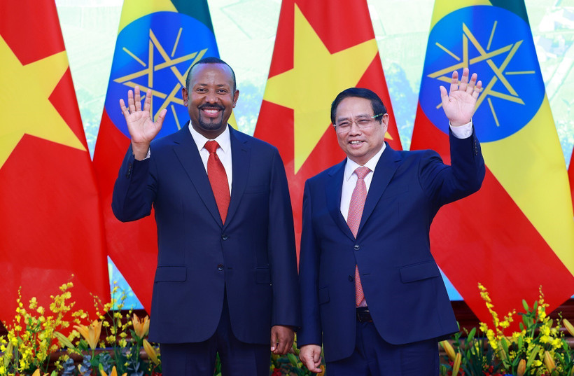 El primer ministro de Vietnam, Pham Minh Chinh, sostiene conversaciones con su homólogo etíope, Abiy Ahmed Ali (Fuente: VNA)