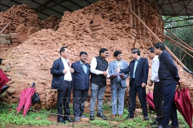 El Comité Popular de la provincia centrovietnamita de Quang Nam y el Servicio Arqueológico de la India (ASI) lanzaron hoy el proyecto para preservar, restaurar y renovar los grupos de torres E y F del Santuario de My Son (Fuente: VNA)