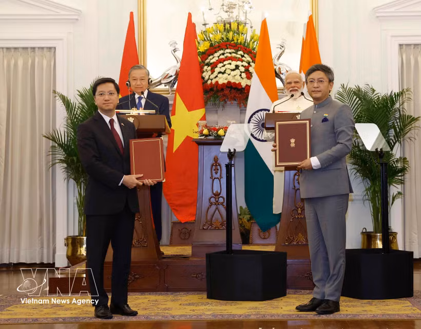 El secretario general del Partido Comunista y presidente de Vietnam, To Lam, y el primer ministro indio, Narendra Modi, presencian la ceremonia de firma de los documentos de cooperación entre ambos países. (Foto: VNA)