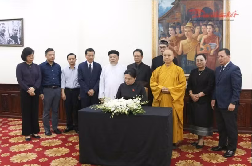 Una delegación del Comité Central del Frente de la Patria de Vietnam (FPV), encabezada por Ha Thi Nga, vicepresidenta y secretaria general, acudió hoy a la Embajada de Laos en Hanoi para rendir homenaje y firmar el libro de condolencias en memoria de Xaysomphone Phomvihane, presidente de la Asamblea Nacional de Laos (Fuente: daidoanket.vn)