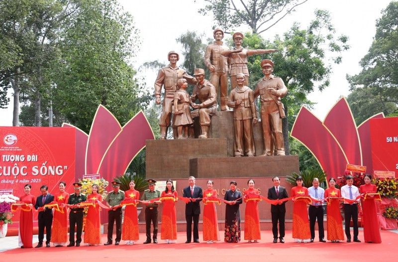 El evento cuenta con la asistencia del secretario general del Partido Comunista de Vietnam, To Lam; el general Luong Tam Quang, ministro de Seguridad Pública; y el secretario del Comité partidista municipal, Nguyen Van Nen (Fuente: VNA)