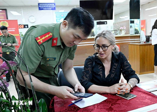 A partir del 1 de julio, el Ministerio de Seguridad Pública de Vietnam comenzará a emitir cuentas de identificación electrónica de nivel 2 para los extranjeros que posean tarjetas de residencia temporal y permanente en el país (Fuente: VNA)