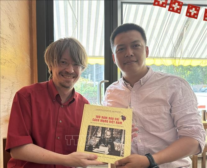 Massimiliano Ay, secretario general del Partido Comunista de Suiza, posa una foto con reportero de la VNA (Fuente: VNA)
