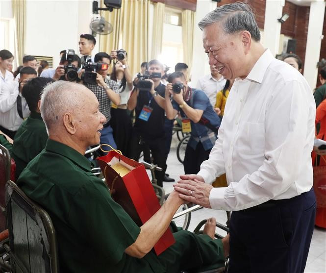 El secretario general del Partido Comunista de Vietnam, To Lam, visita a excombatientes en el Centro de Rehabilitación de Veteranos de Guerra Thuan Thanh (Fuente: VNA)