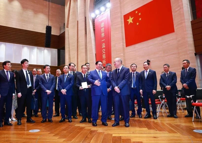El primer ministro Pham Minh Chinh y la delegación vietnamita visitan la Bolsa de Valores de Shanghái (SSE) y el Centro Financiero Internacional de Shanghái (IFC) (Foto: VNA)