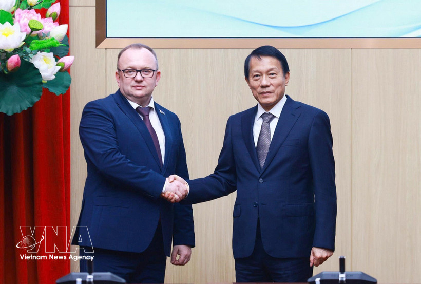 El general Luong Tam Quang, ministro de Seguridad Pública de Vietnam, y el presidente del Comité Estatal de Peritaje Judicial de Belarús, Alexei Aleksandrovich Volkov (Fuente: VNA)