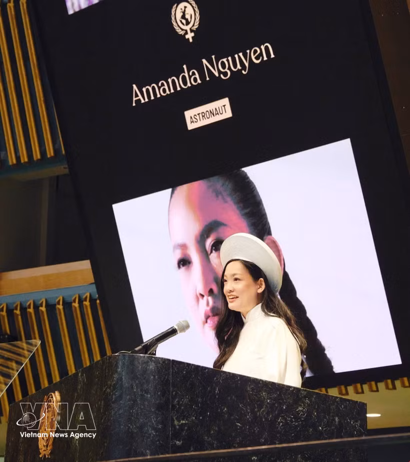 La oradora Amanda Nguyen, activista por los derechos de las mujeres y la primera mujer vietnamita-estadounidense en viajar al espacio, pronuncia un discurso. Foto: VNA