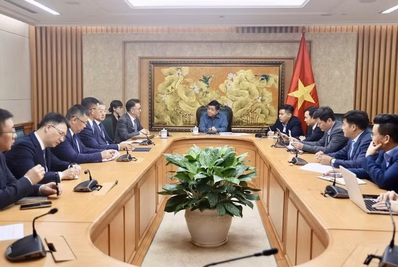 El viceprimer ministro Nguyen Chi Dung recibe a una delegación de trabajo del Grupo TCL encabezada por el director general Wang Cheng. (Foto: VGP)