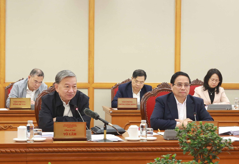 El secretario general del Partido Comunista de Vietnam (PCV) , To Lam (izquierda) preside la reunión (Fuente: VNA)