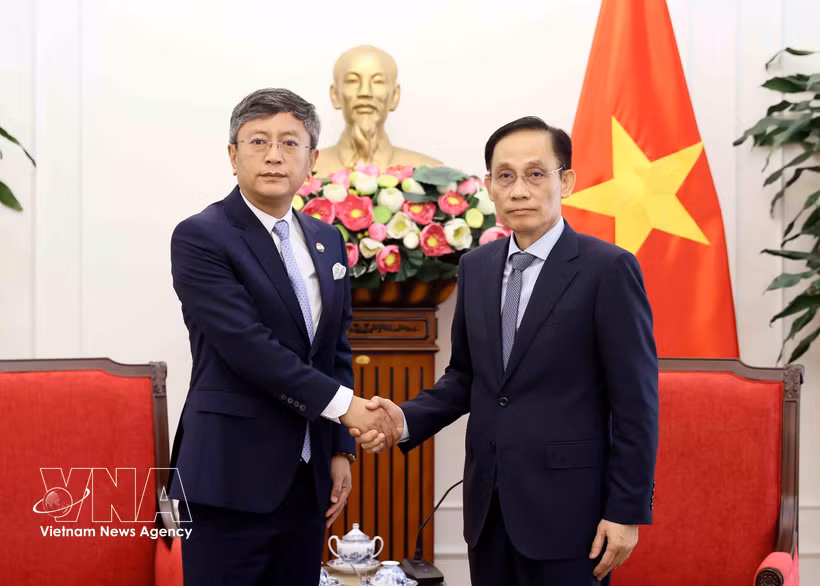 El ministro de Relaciones Exteriores de Vietnam, Le Hoai Trung, y el embajador de la India en Hanoi, Tshering Sherpa (Fuente: VNA)