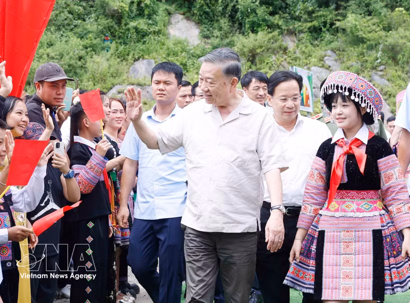 El secretario general del Partido Comunista de Vietnam y presidente del país, To Lam, junto con una delegación, asiste a la celebración del Día de todo el pueblo para la protección de la seguridad nacional en la aldea de Long Luong (Fuente: VNA)