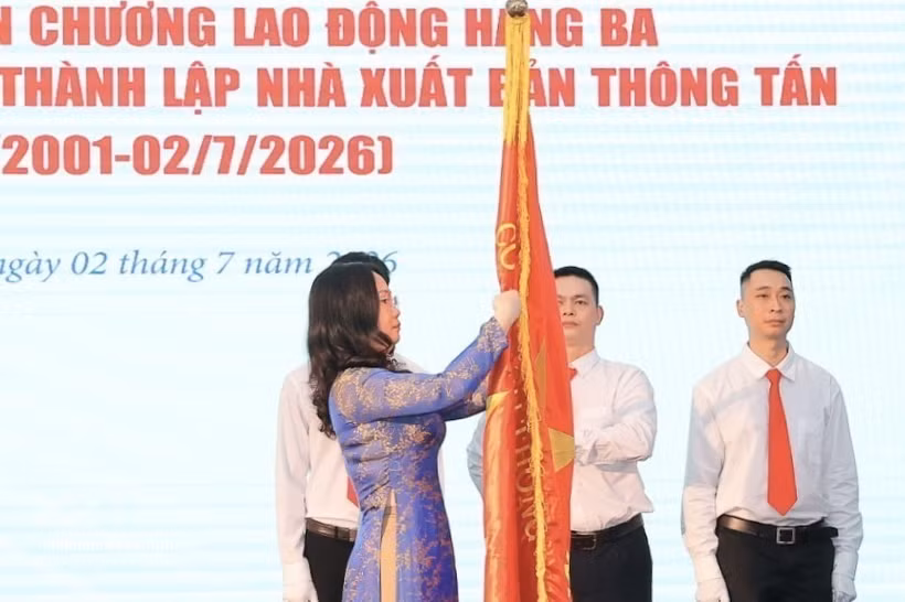 La ministra de Cultura, Deportes y Turismo, Lam Thi Phuong Thanh, en representación del Presidente de la República, entrega a la institución la Orden del Trabajo de Tercera Clase (Fuente: VNA)