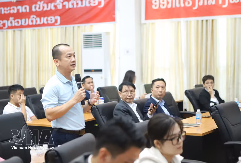 Representantes de empresas vietnamitas en Laos intercambian ideas en el Foro. Foto: VNA