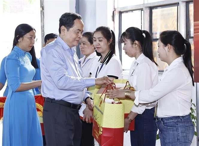 El presidente de la Asamblea Nacional de Vietnam, Tran Thanh Man, entregó regalos a los trabajadores desfavorecidos de la provincia sureña de Hau Giang (Fuente: VNA)