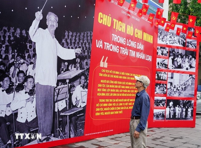 Ciudadanos de la capital visitan la exposición fotográfica "El Presidente Ho Chi Minh en el corazón del pueblo y de la humanidad" en el Centro Nacional de Noticias en Hanoi (Foto: VNA)