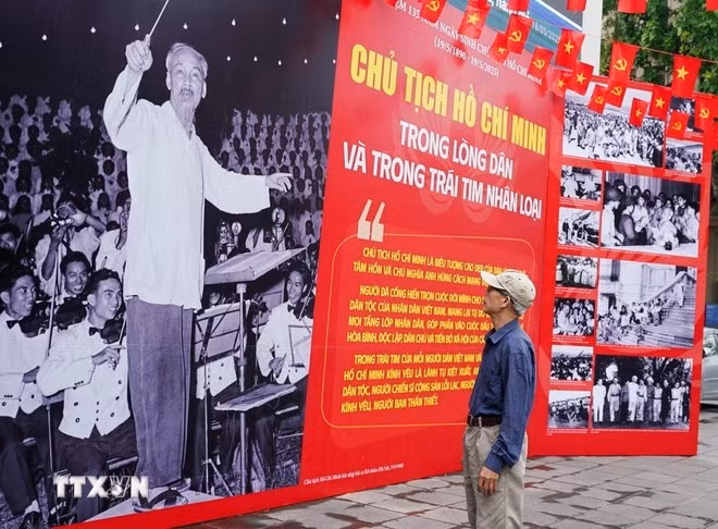 Ciudadanos de la capital visitan la exposición fotográfica "El Presidente Ho Chi Minh en el corazón del pueblo y de la humanidad" en el Centro Nacional de Noticias en Hanoi (Foto: VNA)