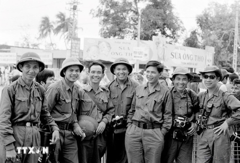 Reporteros de la Agencia de Noticias de Liberación (ANL) y Viet Nam Thong tan xa (VNTTX) cubriendo la Campaña de Ho Chi Minh, abril de 1975 (Foto: VNA)