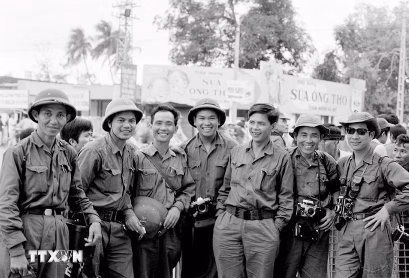 Reporteros de la Agencia de Noticias de Liberación (ANL) y Viet Nam Thong tan xa (VNTTX) cubriendo la Campaña de Ho Chi Minh, abril de 1975 (Foto: VNA)