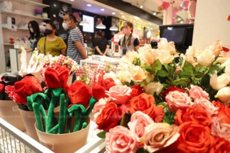 La gente compra regalos para el día de San Valentín en un mercado en Bankok. (Foto: bangkokpost.com)