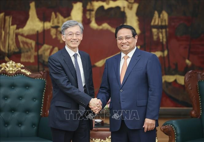 El primer ministro Pham Minh Chinh (derecha) y Kenji Okamura, subdirector gerente del Fondo Monetario Internacional (Fuente: VNA)