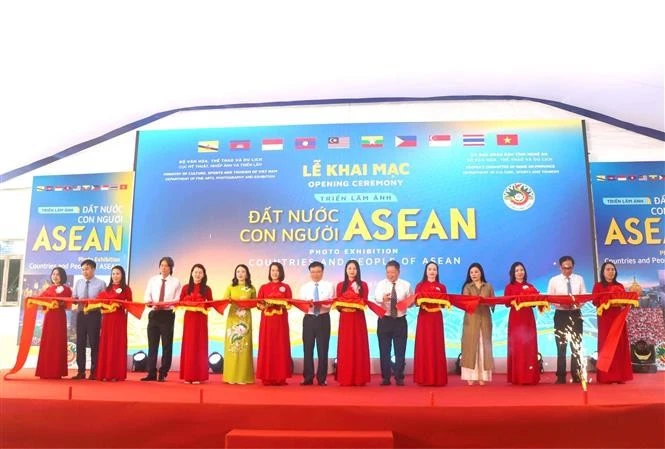 La exposición fotográfica “Países y pueblos de la ASEAN” se inaugura en Nghe An (Fuente: VNA)